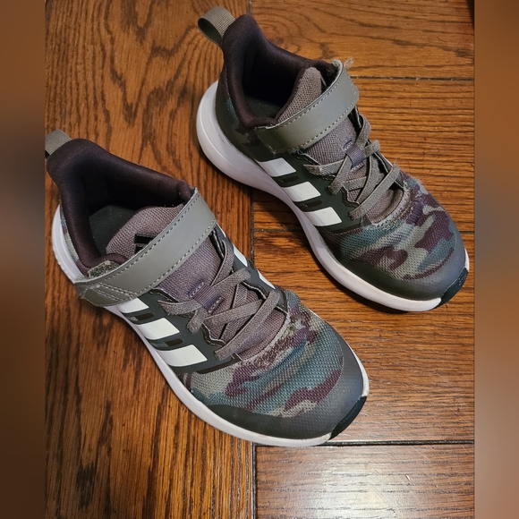Adidas Green and White Sneakers Modern Design - Picture 1 of 6